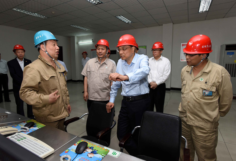 李克強(qiáng)：化解過(guò)剩產(chǎn)能要保證企業(yè)多余人員轉(zhuǎn)崗不下崗 轉(zhuǎn)業(yè)不失業(yè)