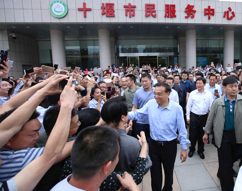 李克強(qiáng)：化解過(guò)剩產(chǎn)能要保證企業(yè)多余人員轉(zhuǎn)崗不下崗 轉(zhuǎn)業(yè)不失業(yè)