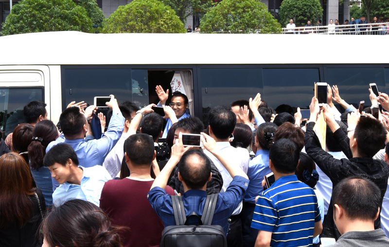 李克強(qiáng)：化解過(guò)剩產(chǎn)能要保證企業(yè)多余人員轉(zhuǎn)崗不下崗 轉(zhuǎn)業(yè)不失業(yè)