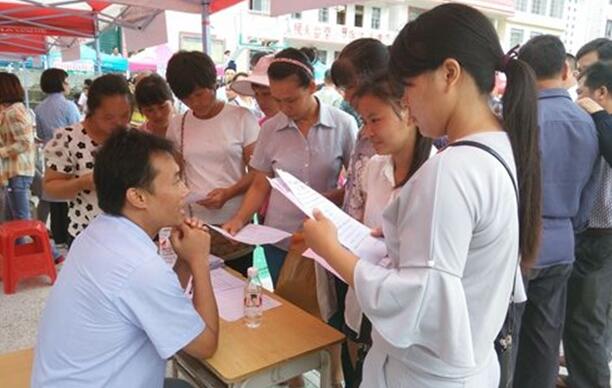 廣西壯族自治區(qū)宜州市德勝鎮(zhèn)舉辦精準脫貧轉移就業(yè)招聘會