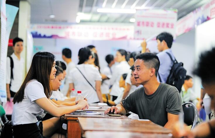 海南省海口市專場招聘會為大學(xué)生就業(yè)搭平臺