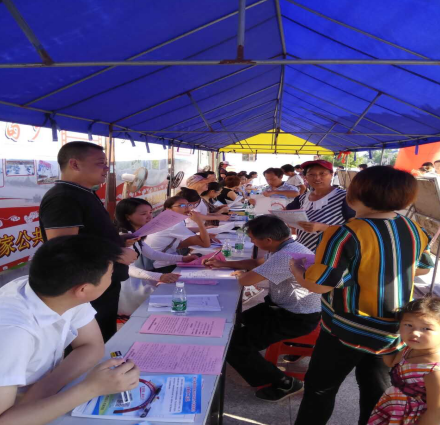 江西：瑞昌市就業(yè)局舉辦精準(zhǔn)幫扶暨高校畢業(yè)生下鄉(xiāng)巡回招聘會