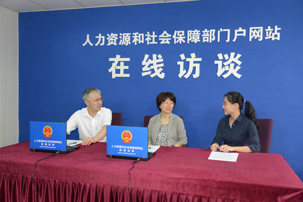 實行清單式管理 促進職業(yè)資格健康有序發(fā)展——人社部專業(yè)技術人員管理司副司長李金生、職業(yè)能力建設司副司長王曉君介紹《國家職業(yè)資格目錄》有關情況