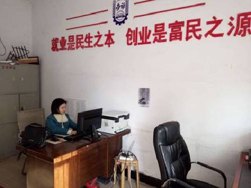 江西南巖:為貧困戶(hù)就業(yè)鋪路搭橋 江西南巖:為貧困戶(hù)就業(yè)鋪路搭橋