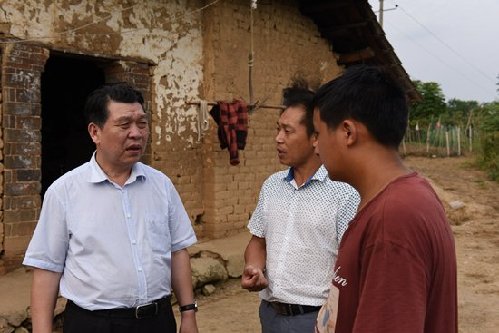 全國人大代表、武漢協(xié)和醫(yī)院院長王國斌走訪貧困戶