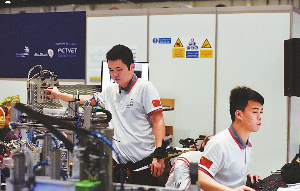 讓“中國紅”映照世界技能舞臺——記第44屆世界技能大賽機(jī)電一體化項目冠軍鄧燚禎、葉子進(jìn)