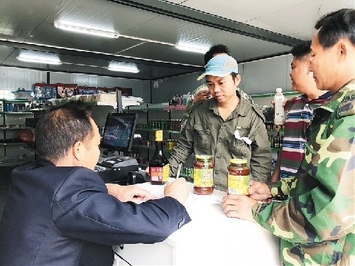 海南保亭:開設(shè)9家脫貧攻堅(jiān)惠農(nóng)超市 創(chuàng)新扶貧模式 海南保亭:開設(shè)9家脫貧攻堅(jiān)惠農(nóng)超市 創(chuàng)新扶貧模式