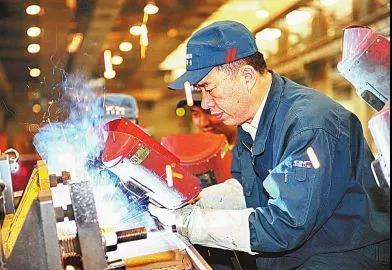 中央深改組第二次會議通過《關(guān)于提高技術(shù)工人待遇的意見》