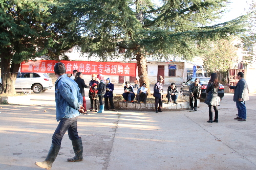 云南富源：首場(chǎng)就業(yè)扶貧招聘會(huì)在竹園拉開(kāi)