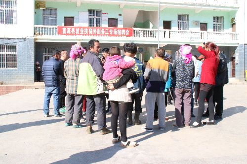 云南富源：首場(chǎng)就業(yè)扶貧招聘會(huì)在竹園拉開(kāi)