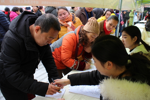 就業(yè)幫扶 真情暖心田——四川省成華區(qū)首場“2018年就業(yè)援助”招聘會舉行