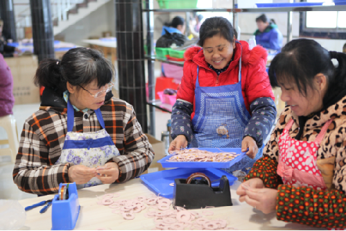 湖南省小源村“扶貧車(chē)間”留得住媽拴得住娃