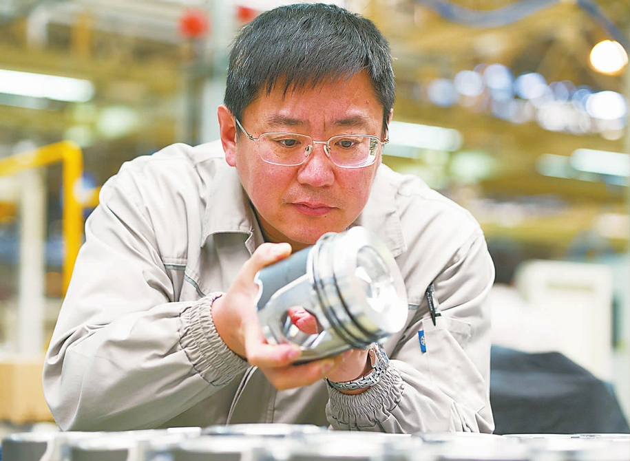 坐熱“冷板凳”的柴油機(jī)“醫(yī)生”——記道依茨一汽（大連）柴油機(jī)有限公司發(fā)動(dòng)機(jī)裝調(diào)工、高級(jí)技師鹿新弟