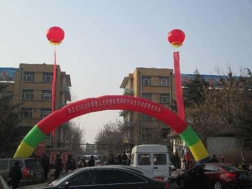 山東安丘：春季招聘會(huì)火爆開(kāi)場(chǎng) 招聘求職供需兩旺