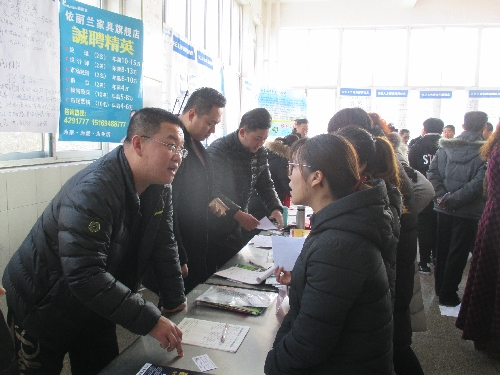 山東安丘：春季招聘會(huì)火爆開(kāi)場(chǎng) 招聘求職供需兩旺