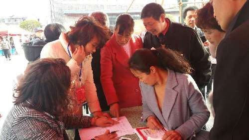 春風(fēng)吹入農(nóng)民家 兩千崗位促就業(yè)——浙江省衢州市柯城區(qū)舉辦“春風(fēng)行動(dòng)”石梁鎮(zhèn)專場(chǎng)招聘會(huì)