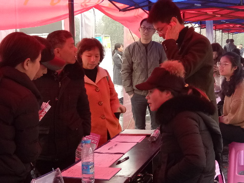 江西上饒：萬年縣元宵搭臺送崗位，春風(fēng)行動促就業(yè)