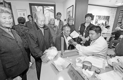 老人在“醫(yī)養(yǎng)結(jié)合”服務(wù)點(diǎn)內(nèi)體檢