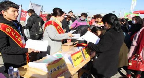 內(nèi)蒙古鄂前旗就業(yè)服務(wù)局“春風(fēng)行動(dòng)”送崗位，197 余人家門口找到“新飯碗”