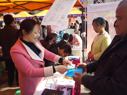 四川宜賓：翠屏區(qū)春風(fēng)行動(dòng)惠民生 百企萬崗送上門