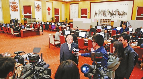 十三屆全國人大一次會議共收到代表議案325件、建議7100多件