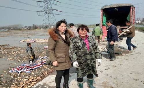 安徽廬江：有種力量叫感動(dòng)，讓我們?cè)诜鲐毜穆飞巷L(fēng)雨兼程