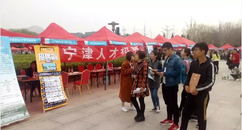 山東省寧津縣人社局?jǐn)y企事業(yè)單位組團(tuán)赴山東師范大學(xué)參加招聘會(huì)