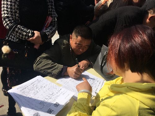 鄉(xiāng)村居民家門口就能找到好“東家”——湖南省岳陽市平江縣舉辦精準就業(yè)扶貧招聘會