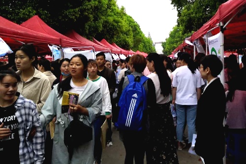 安徽省阜陽(yáng)市舉辦醫(yī)藥衛(wèi)生類(lèi)大中專(zhuān)畢業(yè)生就業(yè)招聘會(huì)