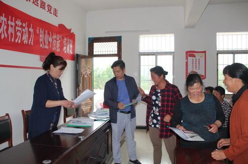 湖北棗陽(yáng)：把扶貧課堂搬到田間地頭