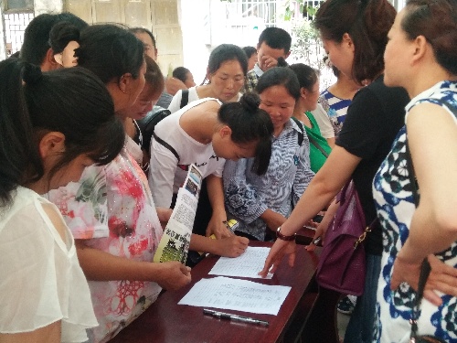 四川省珙縣將招聘會(huì)送到群眾“家門口”