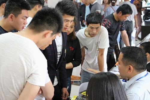 四川省射洪縣成功舉辦退役軍人就業(yè)專場招聘會(huì)