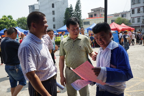 廣西賀州：舉辦“土瑤”聚居深度貧困村就業(yè)幫扶招聘會