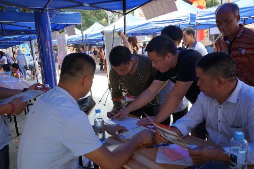 廣西賀州：舉辦第四場“土瑤”貧困村就業(yè)幫扶專場招聘會