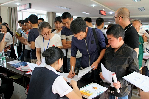 脫貧攻堅(jiān)部門聯(lián)動(dòng) 就業(yè)幫扶精準(zhǔn)服務(wù)——四川省射洪縣成功舉辦2018年農(nóng)村貧困青年就業(yè)專場招聘會(huì)