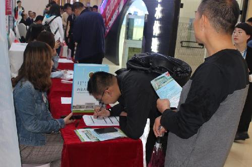 內(nèi)蒙古鄂爾多斯：東勝區(qū)舉辦“改善就業(yè)環(huán)境營(yíng)造創(chuàng)業(yè)氛圍”2018大型人才交流會(huì)