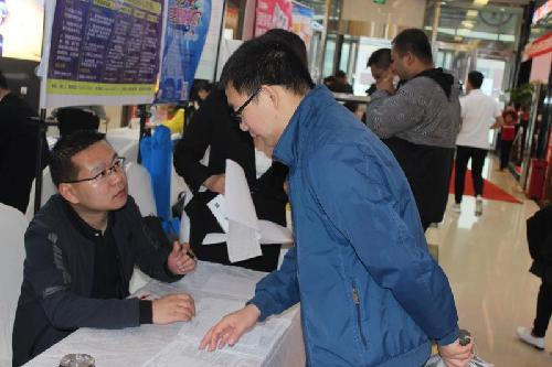 內(nèi)蒙古鄂爾多斯：東勝區(qū)舉辦“改善就業(yè)環(huán)境營(yíng)造創(chuàng)業(yè)氛圍”2018大型人才交流會(huì)