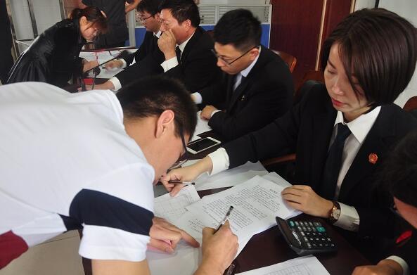 江蘇南通：通州法院為85名工人發(fā)放160余萬(wàn)元工資