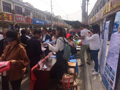 江蘇省灌云縣舉行鄉(xiāng)鎮(zhèn)建檔立卡低收入戶勞動力就業(yè)專場招聘會