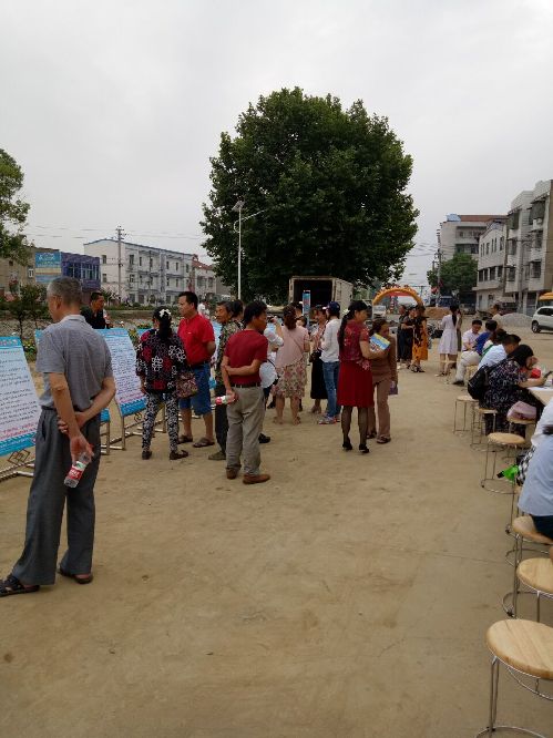 湖北漢川：扶貧專場招聘會進(jìn)麻河鎮(zhèn)送“就業(yè)套餐”