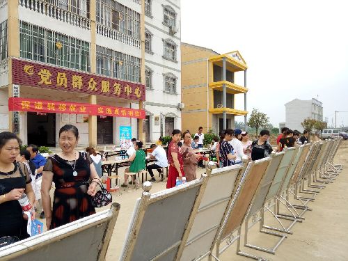 湖北漢川：扶貧專場招聘會進(jìn)麻河鎮(zhèn)送“就業(yè)套餐”