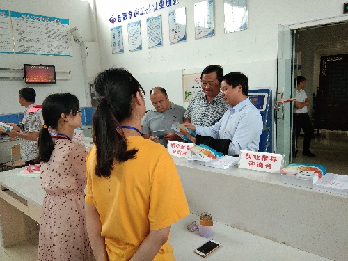 安徽省廬江縣舉行2018年“四送一服”大型招聘會(huì)