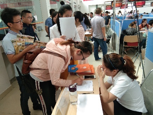 安徽省廬江縣舉行2018年“四送一服”大型招聘會(huì)