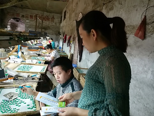 江西吉安：曲瀨鎮(zhèn)走訪扶貧車間 宣傳就業(yè)扶貧政策