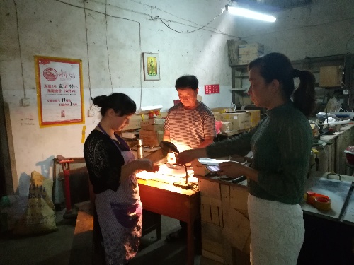 江西吉安：曲瀨鎮(zhèn)走訪扶貧車間 宣傳就業(yè)扶貧政策