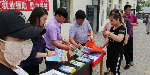 你求職，我?guī)兔Γ瑣徫凰偷郊议T口——吉林省龍井市就業(yè)局舉行“就業(yè)援助，助力脫貧”活動