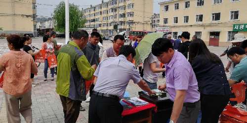 你求職，我?guī)兔Γ瑣徫凰偷郊议T口——吉林省龍井市就業(yè)局舉行“就業(yè)援助，助力脫貧”活動