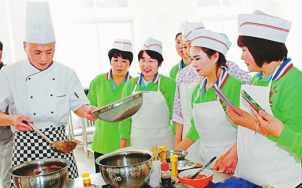遼寧龍城：跟名廚學(xué)烹飪