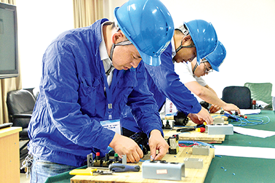 浙江桐廬：電工大“比武”