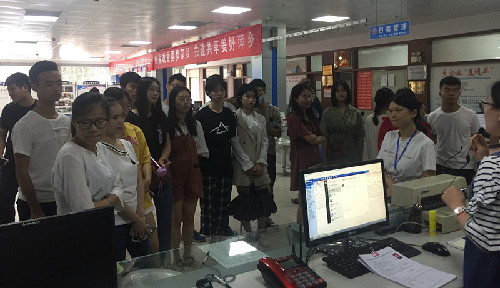 江西省萍鄉(xiāng)市就業(yè)局積極開展高校畢業(yè)生就業(yè)指導(dǎo)市場行活動